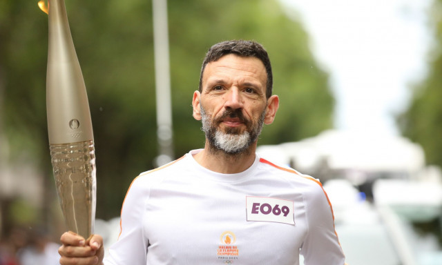 Ένας Έλληνας στη Λαμπαδηδρομία Paris 2024 στη Γαλλία