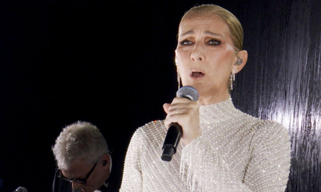 Σελίν Ντιόν: Πλήθος κόσμου την αποθέωσε έξω από το ξενοδοχείο που διέμενε στο Παρίσι