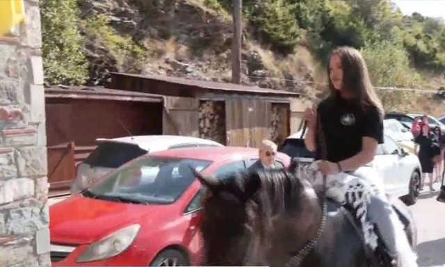 Κοζάνη: Καβαλάρηδες κατέκλυσαν τους δρόμους με τα άλογα τους - Το έθιμο του Άγιου Παντελεήμονα