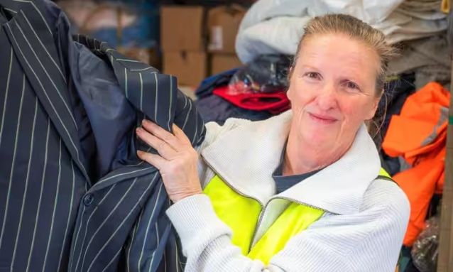 Εθελοντές αξιοποιούν παλιά υφάσματα για να μειώσουν τους τόνους ρούχων που καταλήγουν σε χωματερές