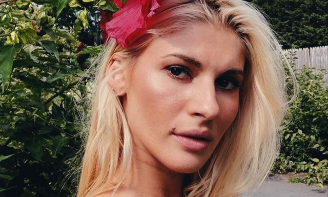 Όλγα Πηλιάκη: Ποζάρει στον φακό ενώ κάνει ντους