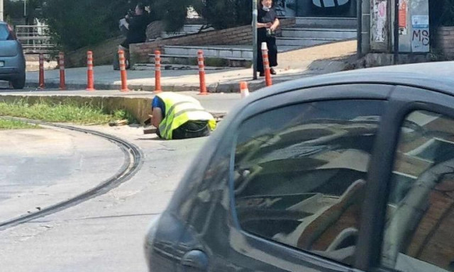 Παλαιό Φάληρο: «Βοήθα Παναγιά» - Ρισκάρει καθημερινά τη ζωή του για... τη συντήρηση του τραμ