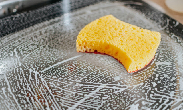 Δοκιμάστε αυτό το κόλπο στο σφουγγάρι πριν πλύνετε τα πιάτα