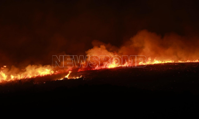 Εύβοια: Aνεξέλεγκτο το πύρινο μέτωπο - Ολονύχτια μάχη με τις φλόγες θα δώσουν οι πυροσβέστες