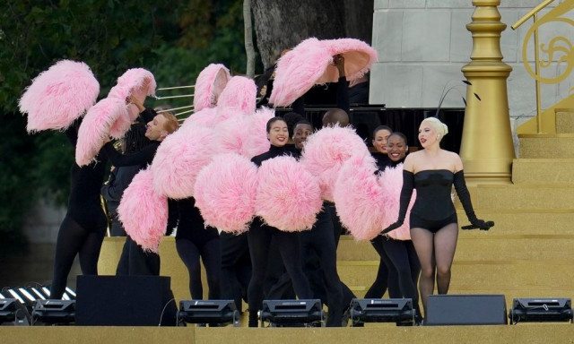 Lady Gaga: Αρραβωνιάστηκε τον αγαπημένο της Μάικλ Πολάνσκι - Πώς τον σύστησε στον Γάλλο πρωθυπουργό