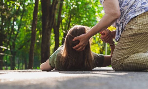 Οι κρίσιμες κινήσεις για να αντιμετωπίσετε λιποθυμικό επεισόδιο