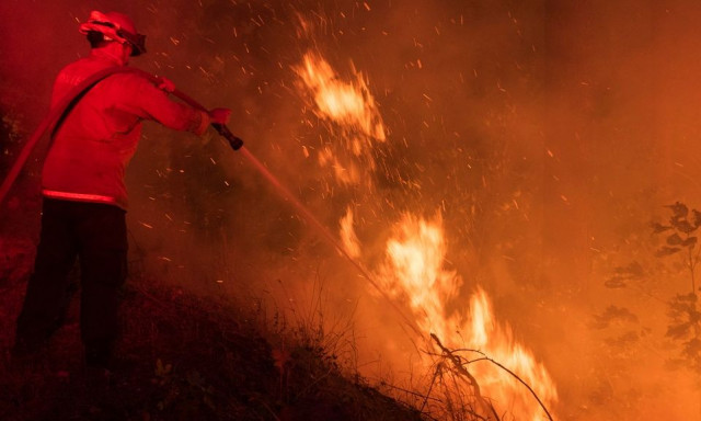 Πύρινη κόλαση στην Καλιφόρνια