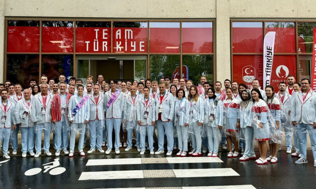 «Καίνε» τις γαλανόλευκες στολές της Ολυμπιακής ομάδας οι Τούρκοι μετά την κατακραυγή