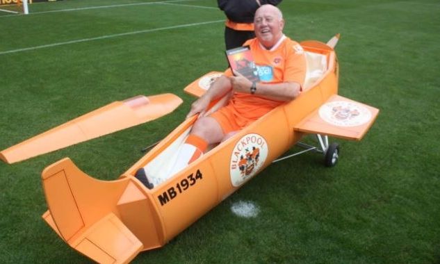 Βρετανός μετέτρεψε την κηδεία του σε «πάρτι» ζωής - Το φέρετρο-αεροπλάνο και η τελευταία επιθυμία