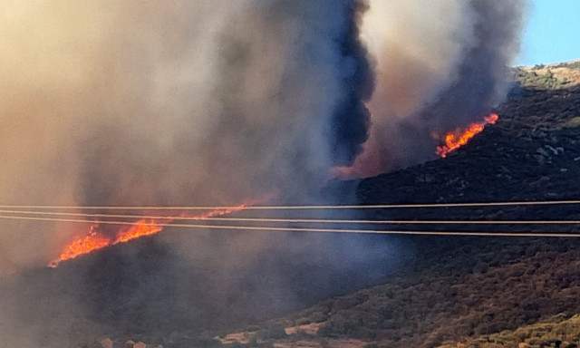 Μαίνεται η πυρκαγιά στην Εύβοια: Ήχησε το «112» για εκκένωση τριών οικισμών – Ενισχυμένες δυνάμεις