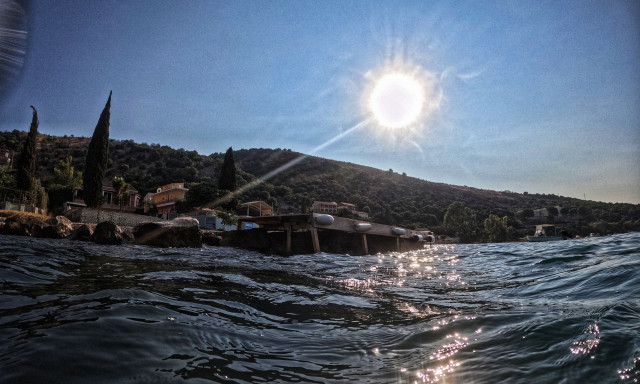 Αυτή είναι η παραλία δίπλα στην Αθήνα με τις τοπ κριτικές στο Google