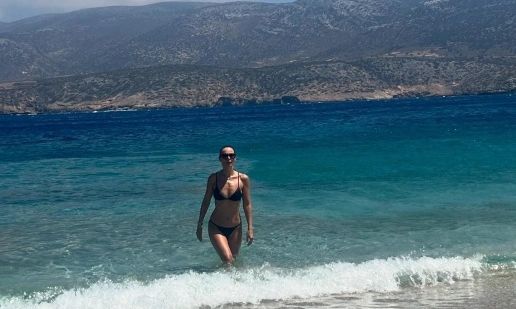 Μπέττυ Μαγγίρα: Φωτογραφίζεται με μπικίνι στην Αμοργό - «Σε θέλω απεγνωσμένα» της έγραψαν