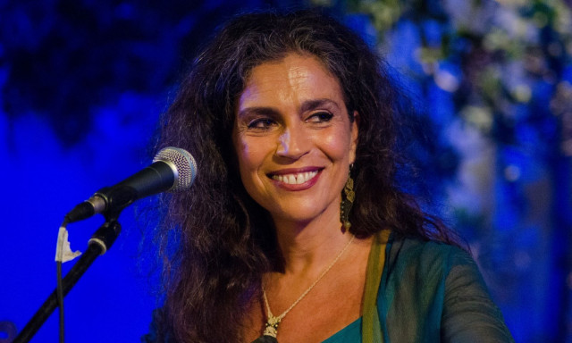 Guardian: «Η Σαβίνα Γιαννάτου δεν έχει μείνει στάσιμη εδώ και πέντε δεκαετίες»