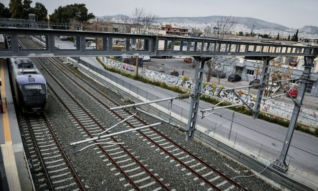 Αυλίδα: Τρένο γεμάτο επιβάτες συγκρούστηκε με φορτηγό