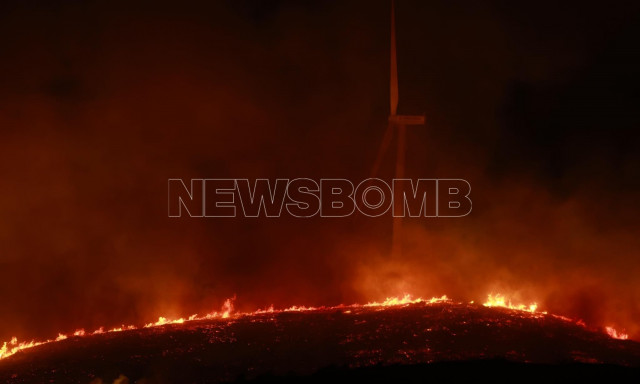 Εύβοια: Ολονύχτια μάχη για να αντιμετωπιστεί το μεγάλο μέτωπο - Μειώθηκε η ένταση των ανέμων