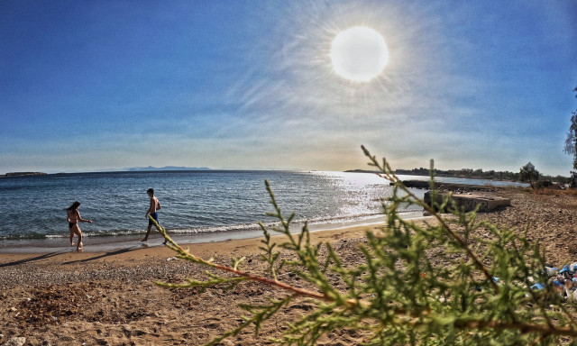 Καιρός: «Αλαλούμ» με την πρόγνωση των επόμενων ημερών – Ζέστη αλλά και… μπόρες μέσα στην εβδομάδα