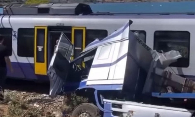 Τρεις ελαφρά τραυματίες από τη σύγκρουση τρένου με φορτηγό στην Αυλίδα – Δείτε εικόνες