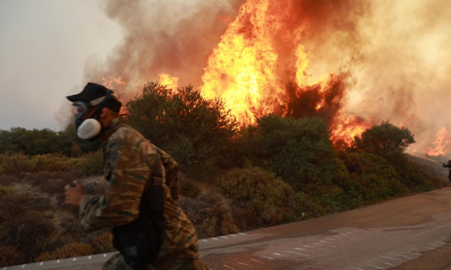 Φωτιά στην Εύβοια: Βίντεο ντοκουμέντο από τη στιγμή που τραυματίστηκε πυροσβέστης