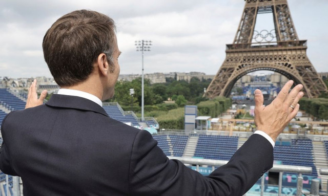 Σάλος στη Γαλλία από το... περίεργο φιλί του Μακρόν με την υπουργό Αθλητισμού