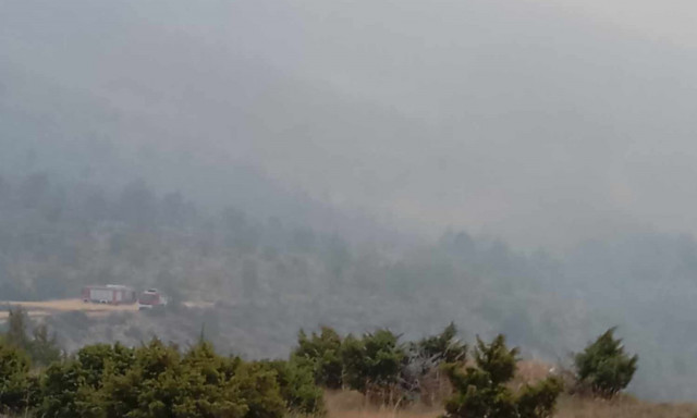 Μαίνεται η μεγάλη φωτιά στις Σέρρες - Μάχη για να παραμείνει μακριά από τα σπίτια - Μήνυμα του 112