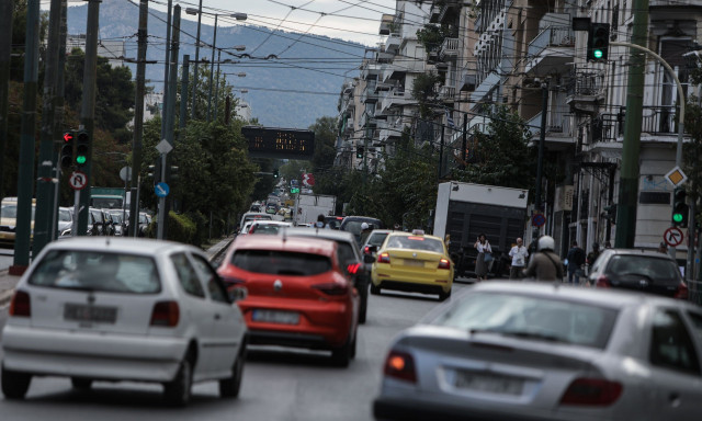 Έπεσε δέντρο στη Λεωφόρο Αλεξάνδρας – Κυκλοφοριακό χάος