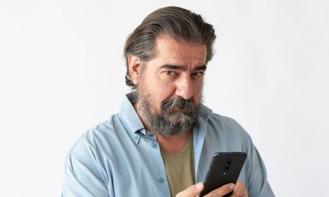 «Caveman» στο θέατρο Αργώ με τον Γιάννη Δρακόπουλο