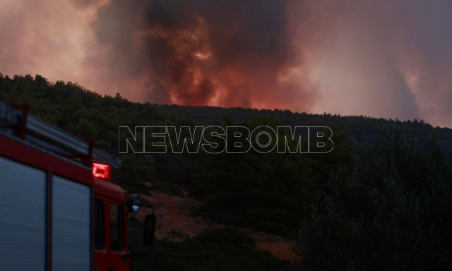 Φωτιά στην Εύβοια: Επεκτείνεται επικίνδυνα το μέτωπο - Μάχη να μην κατέβει την πλαγιά του βουνού