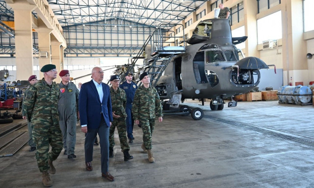 Δένδιας: Προχωράμε στην προμήθεια καινούργιων ελικοπτέρων Black Hawk 