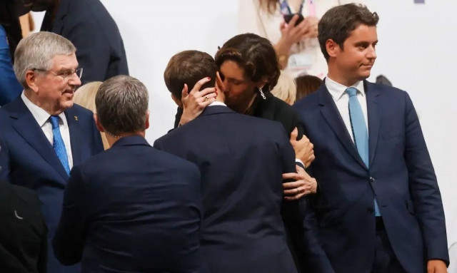 Μακρόν: Αντιδράσεις για την αγκαλιά και το φιλί του με τη Γαλλίδα υπουργό Αθλητισμού