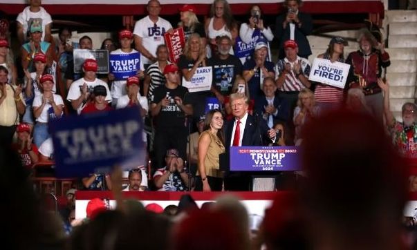 O Nτόναλντ Τραμπ με τη γυναίκα που όπως λέει του έσωσε τη ζωή