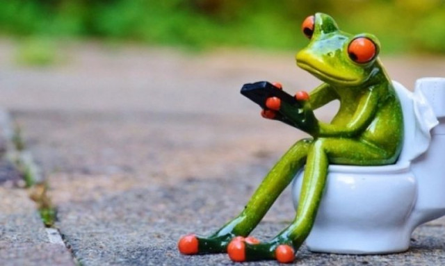 Γιατρός εξηγεί το λόγο που δεν πρέπει ποτέ να παίρνετε το τηλέφωνο σας στην τουαλέτα