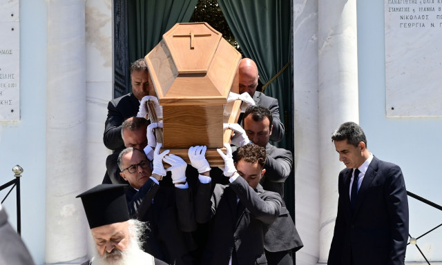 Το τελευταίο αντίο στον πρίγκιπα Μιχαήλ - Συντετριμμένη η τέως βασιλική οικογένεια