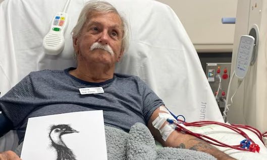 Καρκινοπαθής δίνει δύναμη στους ασθενείς του νοσοκομείου που νοσηλεύεται με τα σκίτσα του