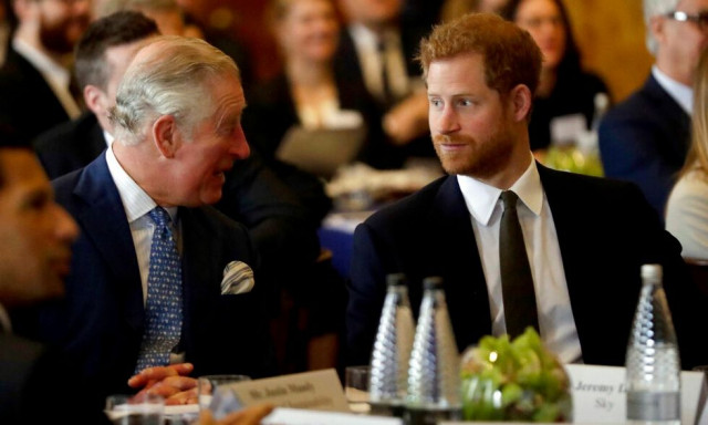 Ο πρίγκιπας Χάρι πληροφορήθηκε από τις ειδήσεις πως ο βασιλιάς Κάρολος εισήχθη στο νοσοκομείο