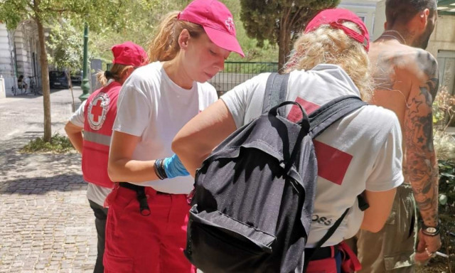 ΕΕΣ: Ενίσχυσε τους πολίτες στο κέντρο της Αθήνας λόγω των υψηλών θερμοκρασιών