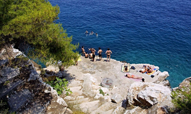 Ποιο ελληνικό νησί, μία «ανάσα» μακριά από την Αθήνα, είναι ο φθηνός «παράδεισος» των τουριστών