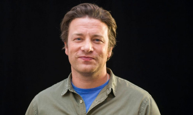 Tζέιμι Όλιβερ: «Ήμουν το δώρο της Τζένιφερ Άνιστον για τα 40α γενέθλια του Μπραντ Πιτ»