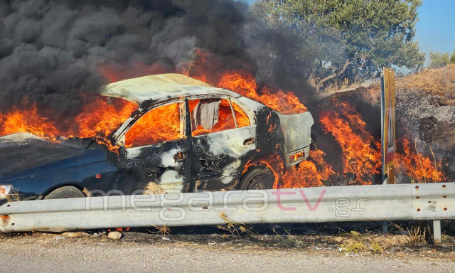 «Τυλίχθηκε» στις φλόγες αυτοκίνητο κοντά στον ΣΕΑ Μεγάρων