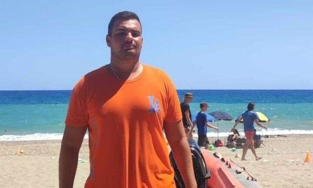 Ναυαγοσώστης βοήθησε νεαρό ζευγάρι να βγει στη στεριά