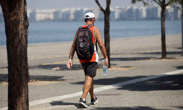 Θεσσαλονίκη: Στα ύψη οι πωλήσεις κρύου νερού λόγω καύσωνα - Αυξήθηκαν και οι κούρσες στα ταξί