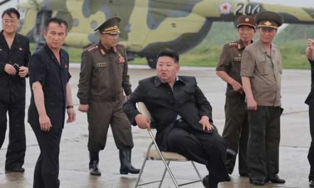 Βόρεια Κορέα: Η άτυχη βαρκάδα του Κιμ Γιονγκ Ουν - «Έσκασε» σε δέντρο με το κεφάλι