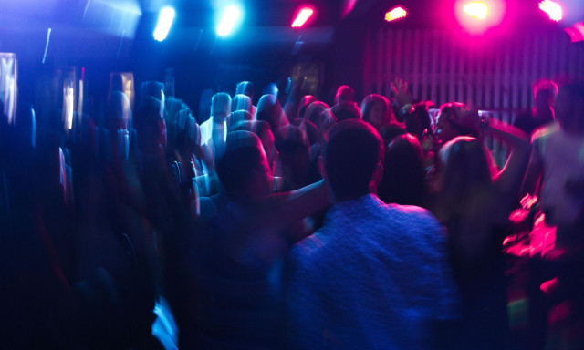 Μύκονος: Βίντεο από τα παράνομα πάρτι με το αφθονο αλκοόλ, τη δυνατή μουσική και... τα γυαλιά ηλίου