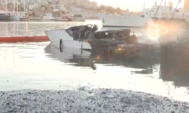 Μαρίνα Ζέας: Παρανάλωμα του πυρός 3 σκάφη - Βυθίστηκαν παραδομένα στις φλόγες