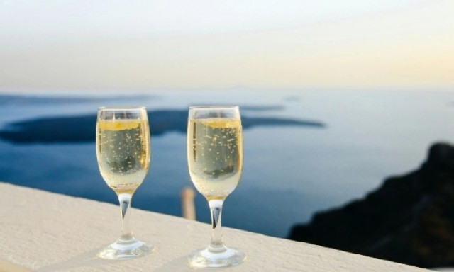 Σημαντική μείωση των πωλήσεων σαμπάνιας: «Οι άνθρωποι δεν είναι χαρούμενοι»