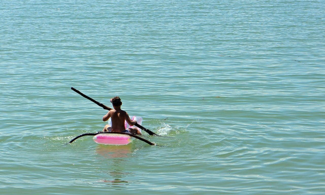 Αλιβέρι: Αστυνόμος έσωσε μητέρα και παιδί που παρασύρθηκαν από τους ανέμους πάνω σε στρώμα θαλάσσης