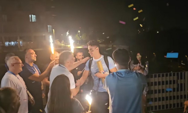 Ολυμπιακοί Αγώνες 2024: Αποθεωτική υποδοχή με βεγγαλικά για τον «ασημένιο», Απόστολο Χρήστου (video)