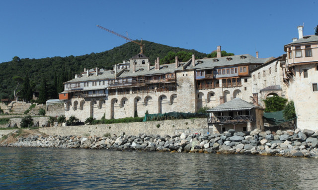 Συναγερμός στο Άγιο Όρος: Άνδρας εγκλωβίστηκε σε σπηλιά σε δύσβατο σημείο