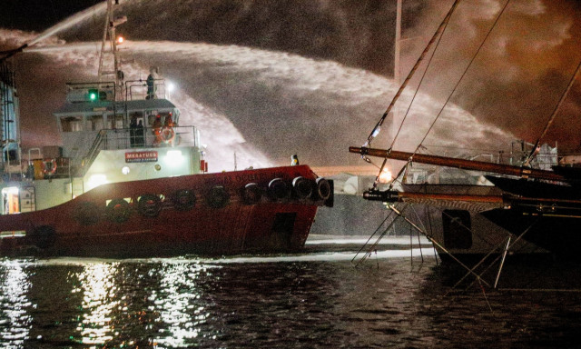 Μαρίνα Ζέας: Στα 30 εκατ. ευρώ οι ζημιές από τη φωτιά – «Μάχη» για να αποφευχθεί η θαλάσσια ρύπανση