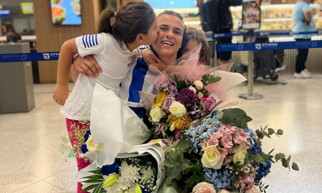 Θερμή υποδοχή για την Ελισάβετ Τελτσίδου: Την υποδέχτηκαν με πούλμαν και πανό στο αεροδρόμιο