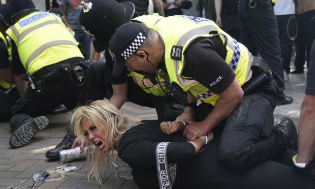 «Βράζει» το Ηνωμένο Βασίλειο: Καρέκλες και τούβλα σε αστυνομικούς - Κύμα ωμής βίας στο Νησί (video)